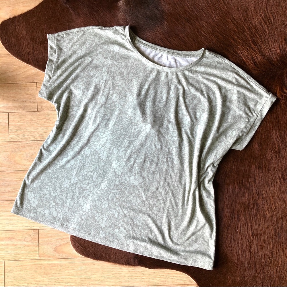 ✨2/$15-Suzy Shier Sage Green Floral T-Shirt - Picture 3 of 9